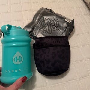 HydroJug 32 oz Mini Bottle with Leopard Black Sleeve - Brand New!